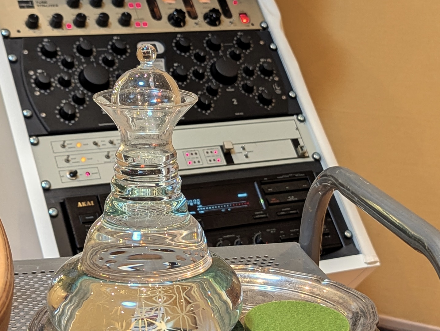 Kristallglas-Karaffe mit Blume-des-Lebens-Gravur vor dem Mastering-Rack