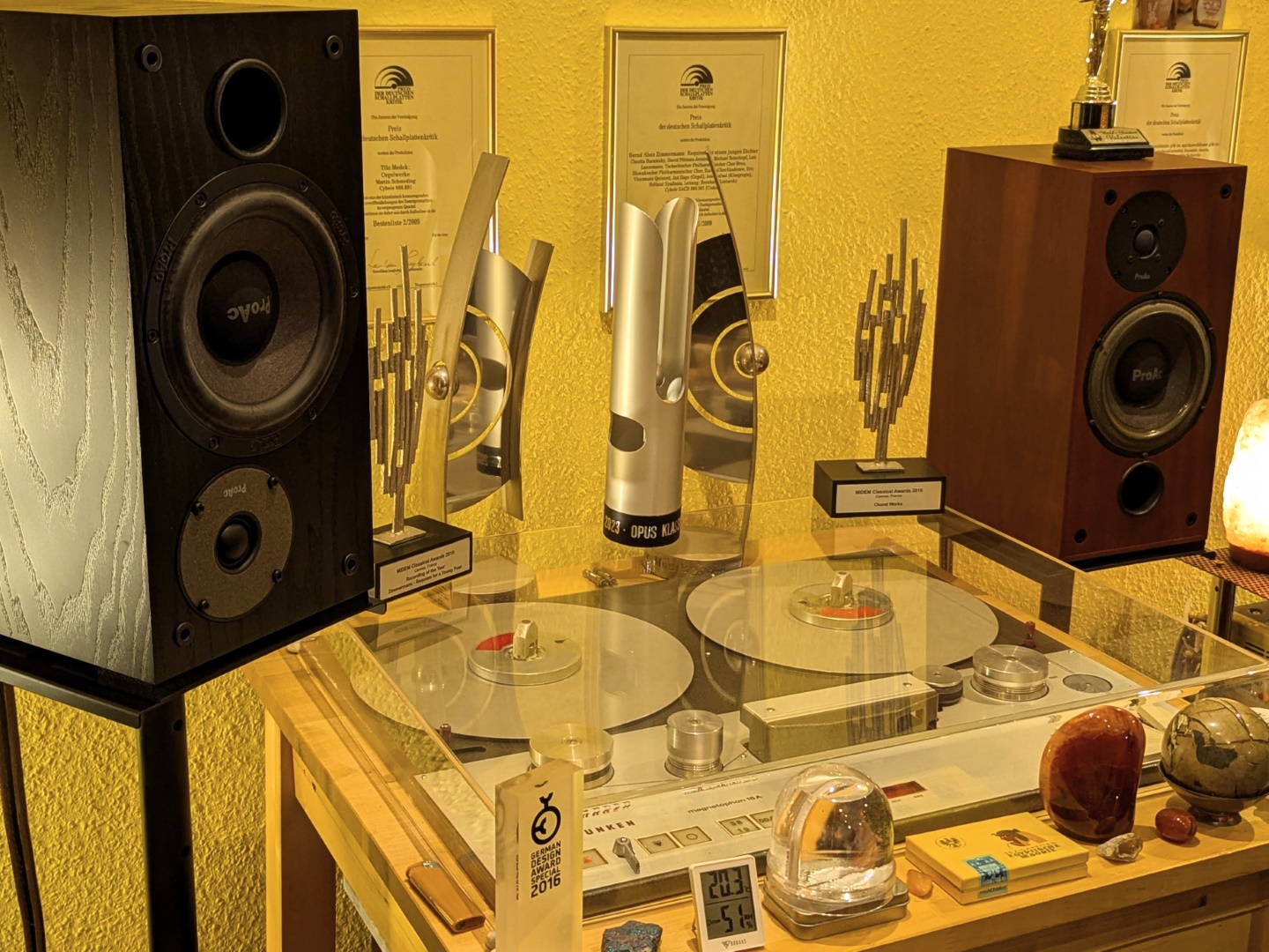 Telefunken-Magnetophon-Bandmaschine unter Glas, flankiert von ProAc-Monitoren und Auszeichnungen