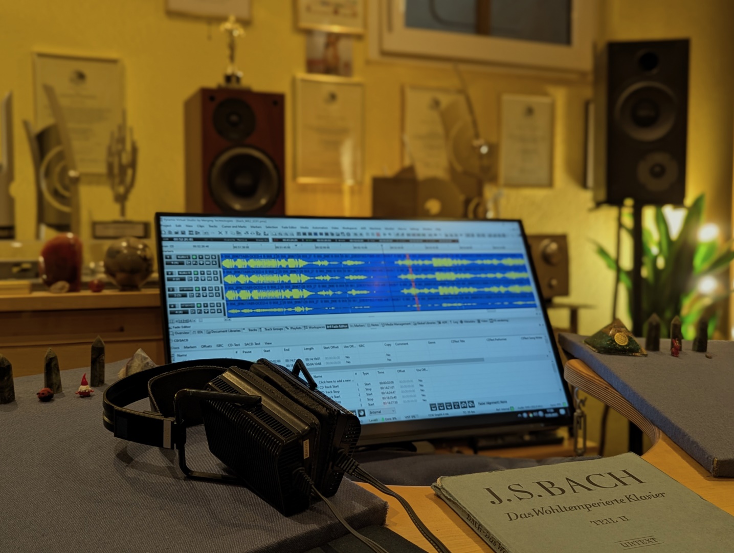 Pyramix-Schnittplatz mit Waveform-Editor, High-End-Kopfhörern und J. S. Bachs Wohltemperiertem Klavier im Cybele AV Studio