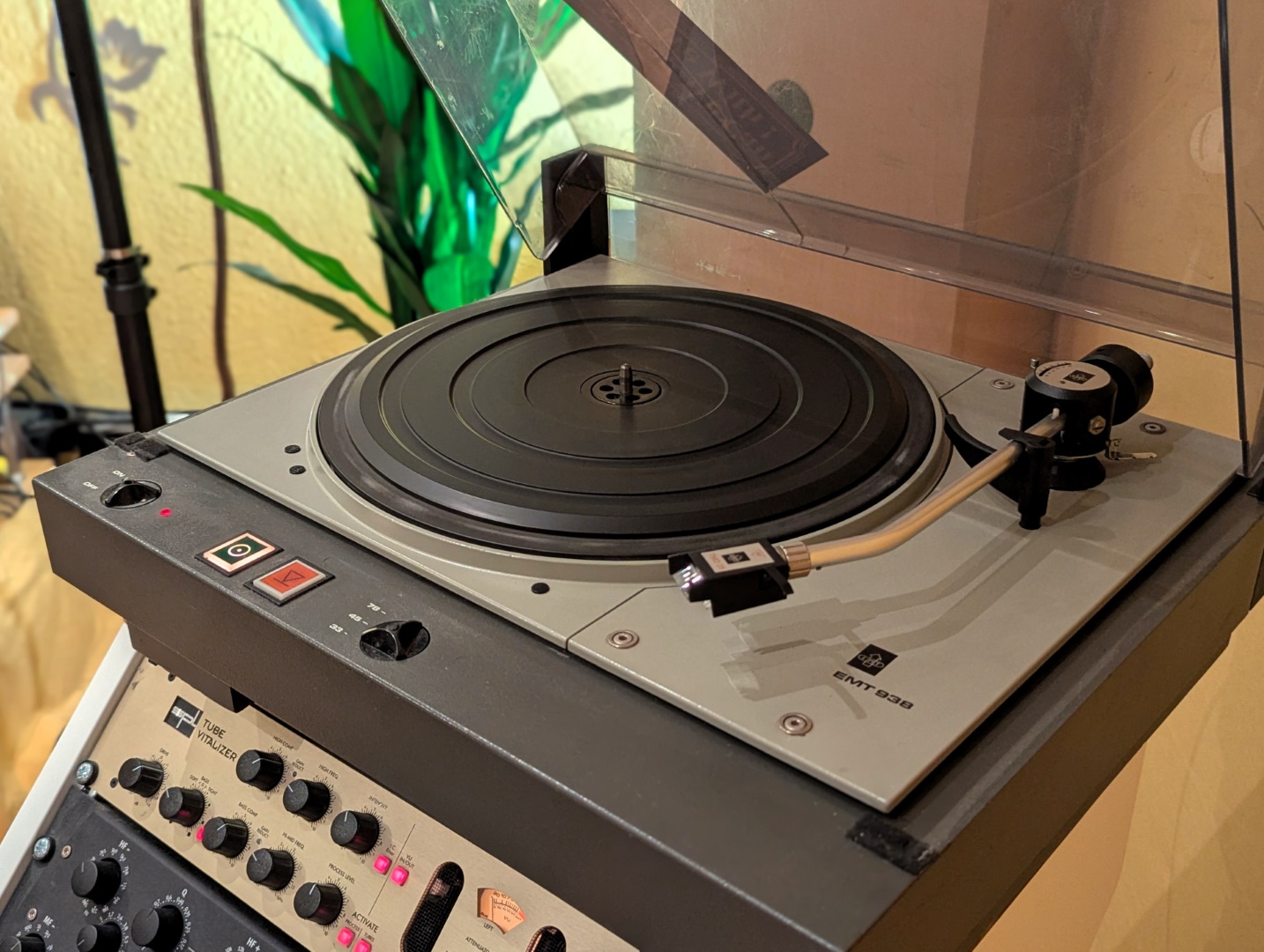 EMT-938-Studioplattenspieler mit 78/45/33 U/min auf dem Mastering-Rack