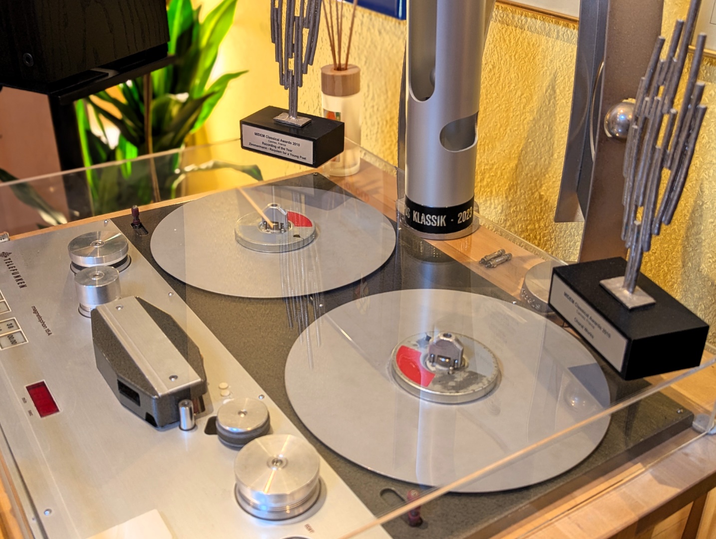 Detailaufnahme der Telefunken-M15A-Bandmaschine mit zwei Bandtellern