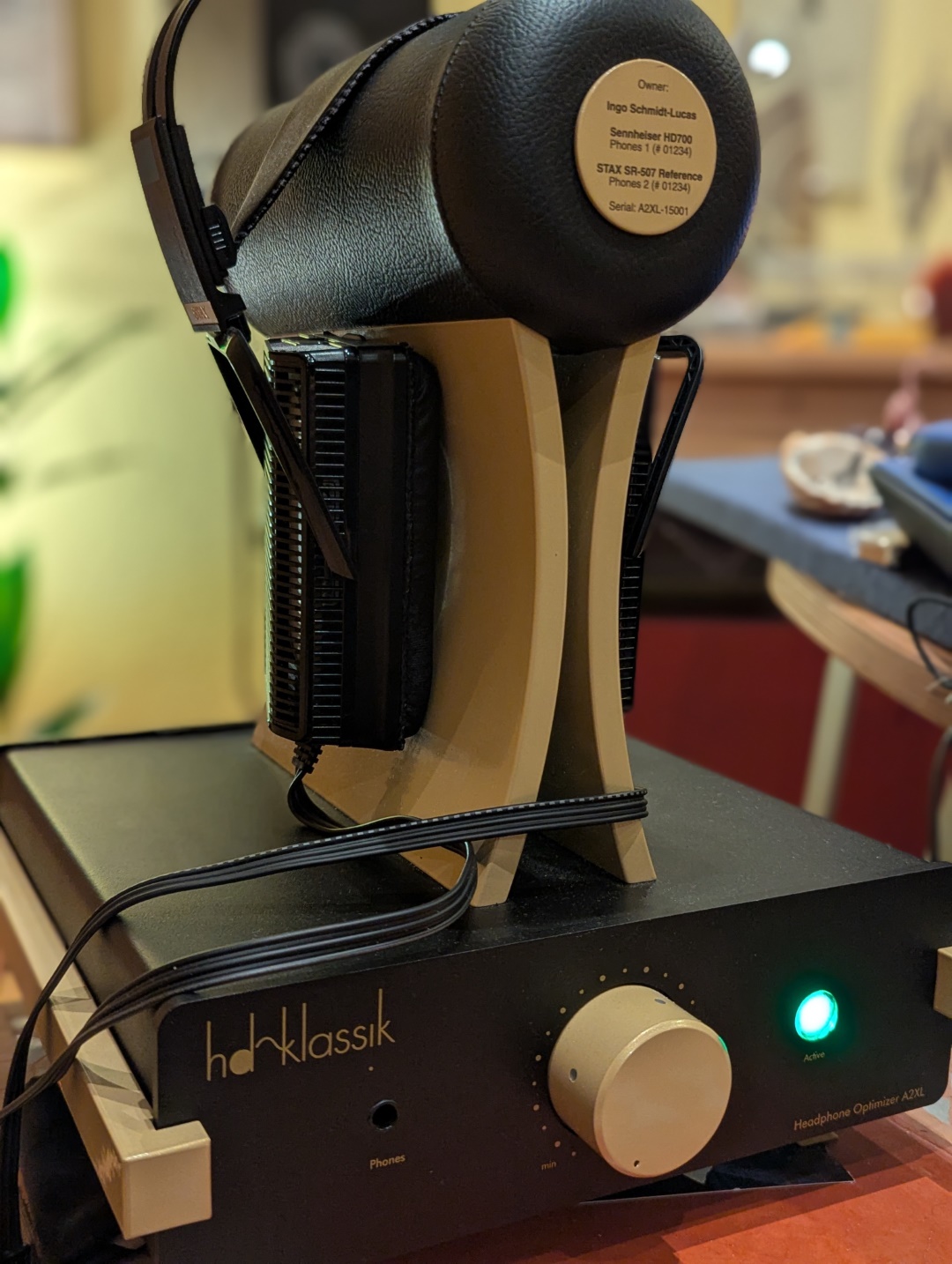 STAX SR-507 Kopfhörer auf dem hd-klassik Headphone Optimizer A2XL von vorne